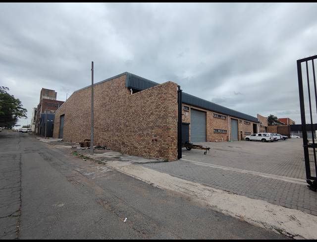 1,000M² WAREHOUSE TO LET IN ROSSBURGH